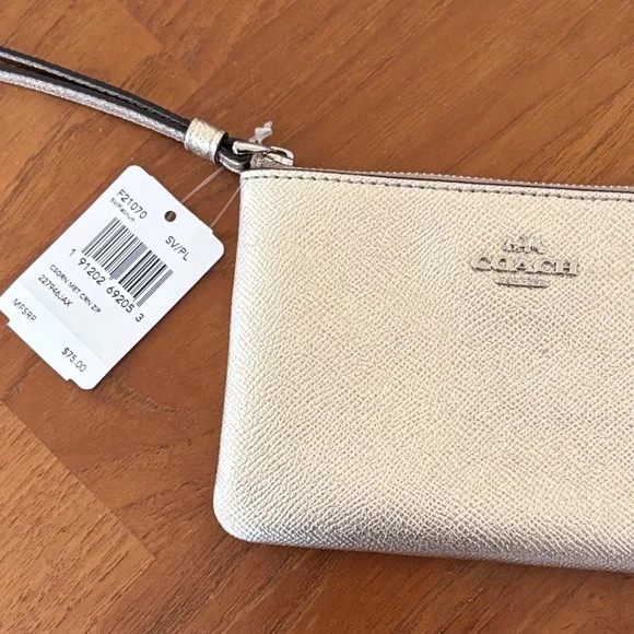 NWT Coach F21070 Corner Zip Wristlet Metallic Crossgrain Leather Platinum Silver - Picture 3 of 8